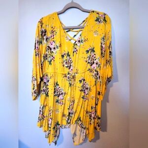 Torrid 1/2 sleeve shark bite hem lattice back floral top size 0